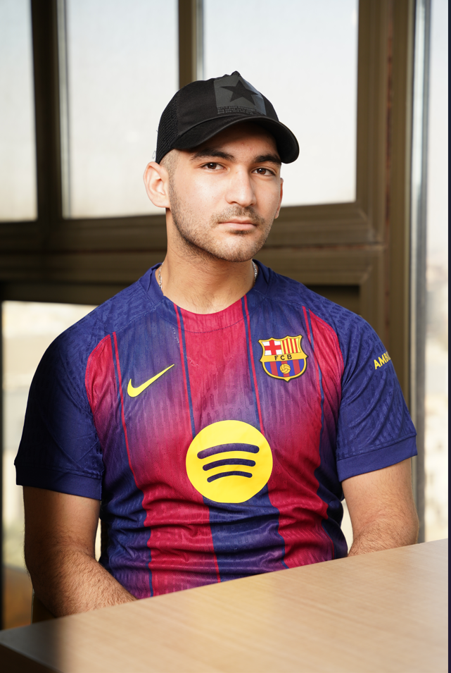 طقم برشلونة (الاساسي) + باج (لاصق)