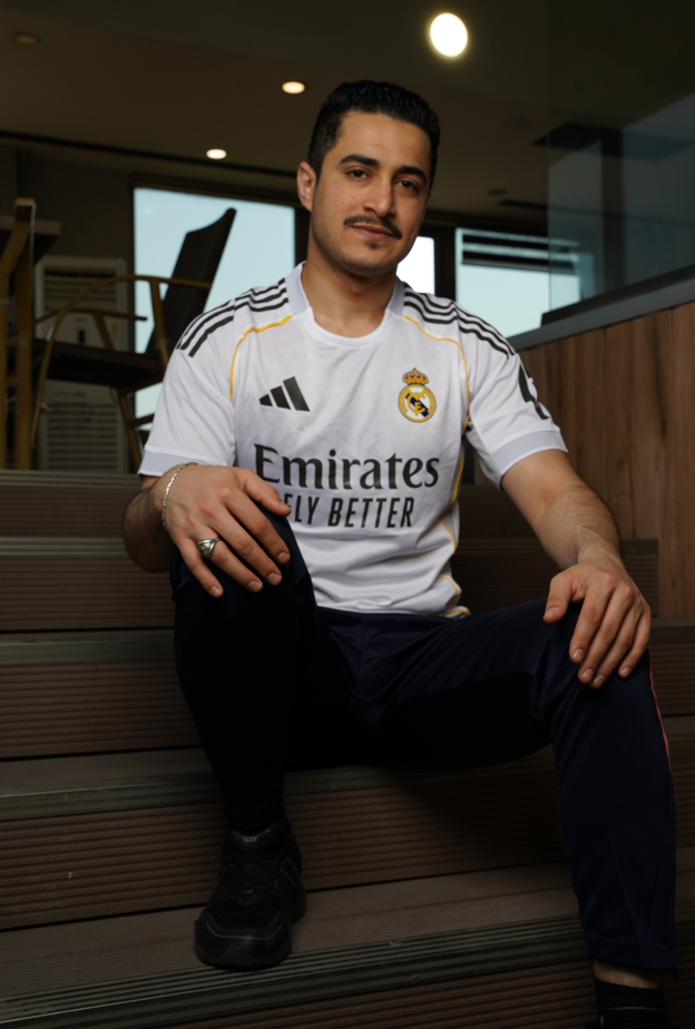 طقم ريال مدريد (الاساسي) + باج (لاصق)